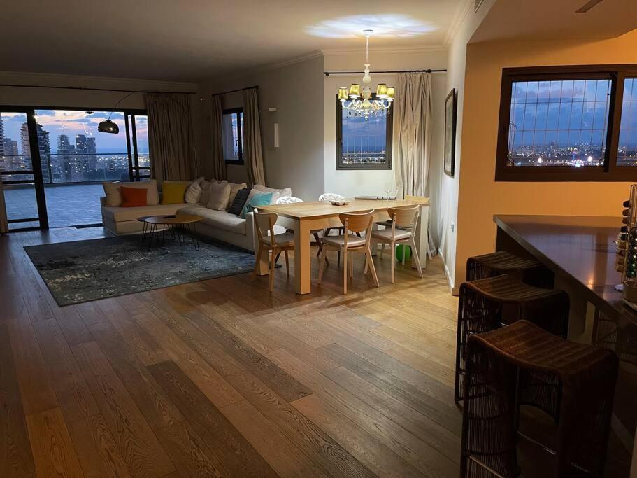 Beautiful Penthouse W/Amazing View, Prime Location Apartment Ramat Gan Luaran gambar